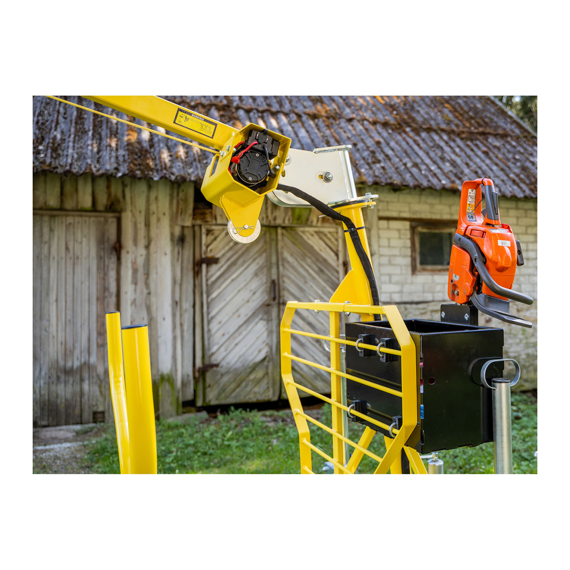 LUGGAGE CONTAINER WITH CHAINSAW HOLDER